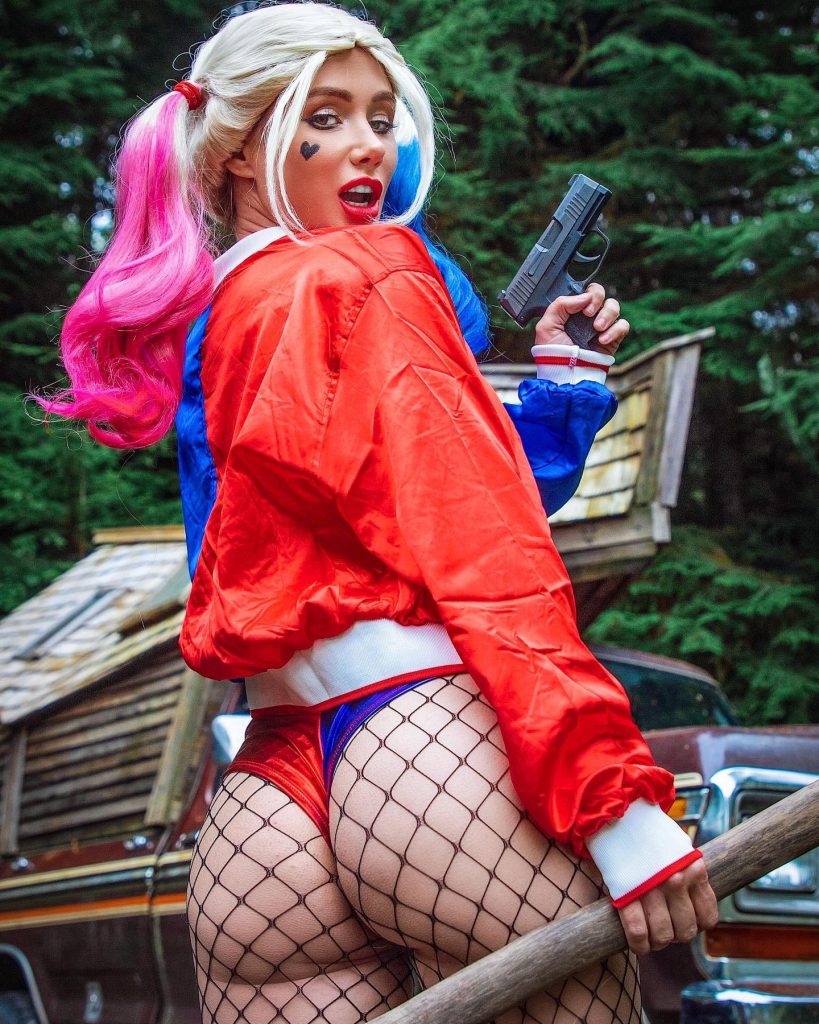 Sara Jean Underwood Cosplays as Harley Quinn and Shows Her Nude Boobs and Ass gallery, pic 18