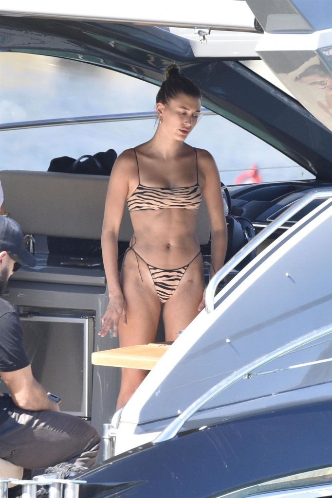 Tight-Bodied Hailey Bieber Showing Her Awesome Ass and More gallery, pic 4