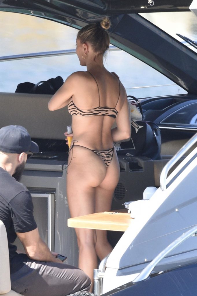 Tight-Bodied Hailey Bieber Showing Her Awesome Ass and More gallery, pic 10