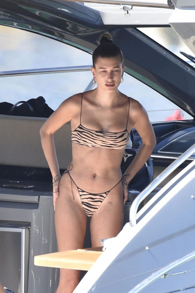 Tight-Bodied Hailey Bieber Showing Her Awesome Ass and More gallery, pic 16