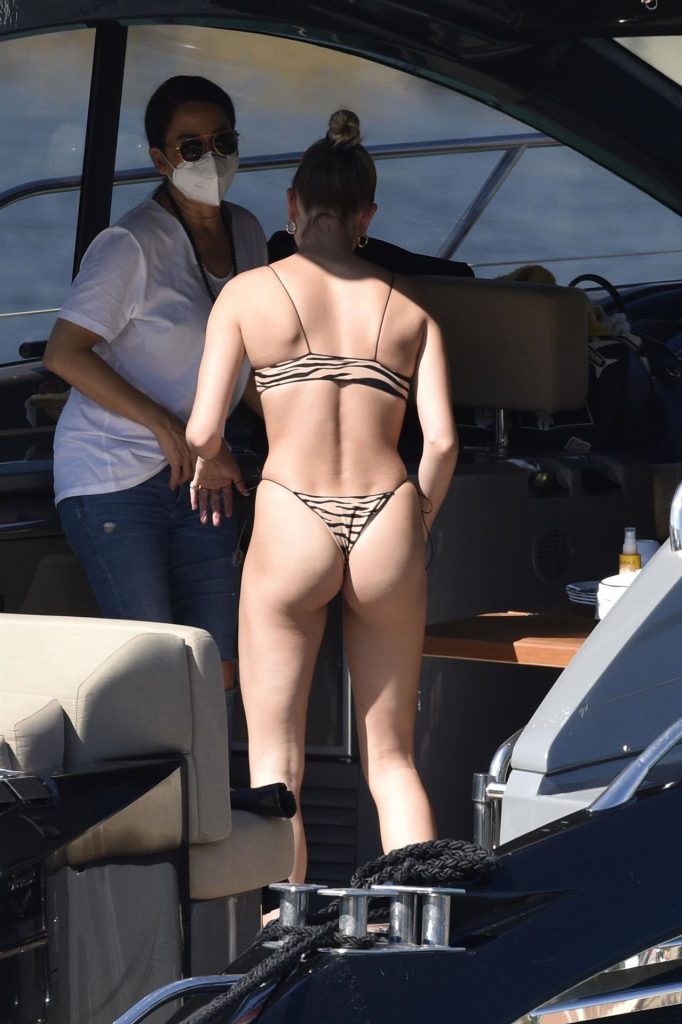 Tight-Bodied Hailey Bieber Showing Her Awesome Ass and More gallery, pic 18
