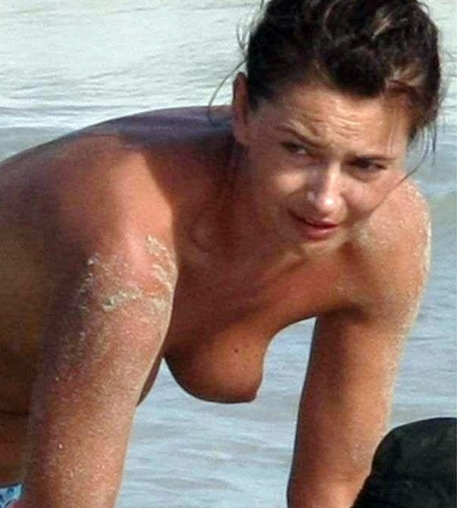 Fully Topless Paulina Porizkova Showing Her Wet Breasts While Hanging Out g...