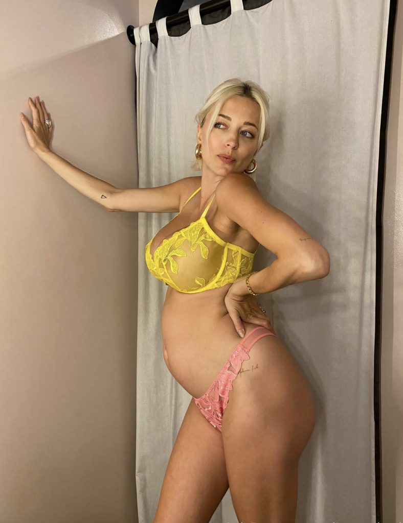 Pregnant Caroline Vreeland Hiding Her Big Mommy Milkers in a Topless Gallery, pic 20