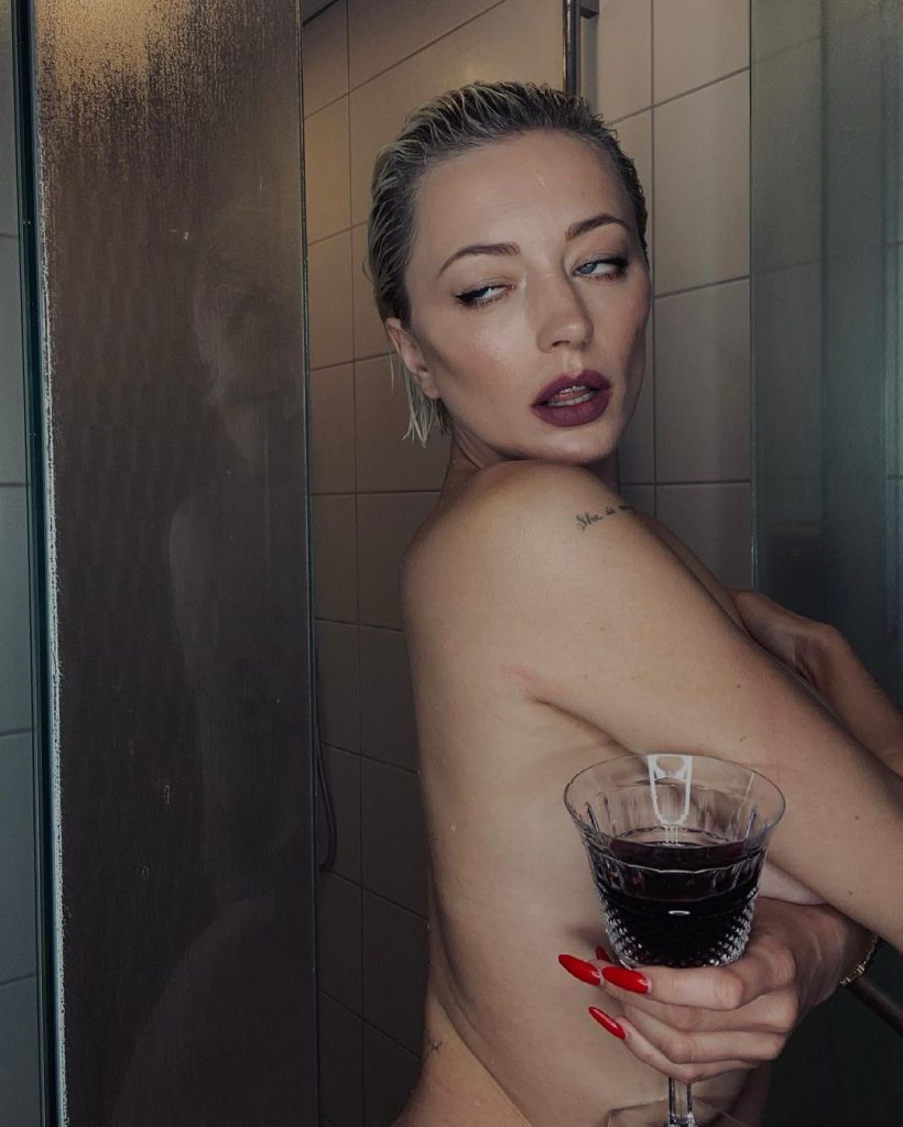 Pregnant Caroline Vreeland Hiding Her Big Mommy Milkers in a Topless Gallery, pic 26