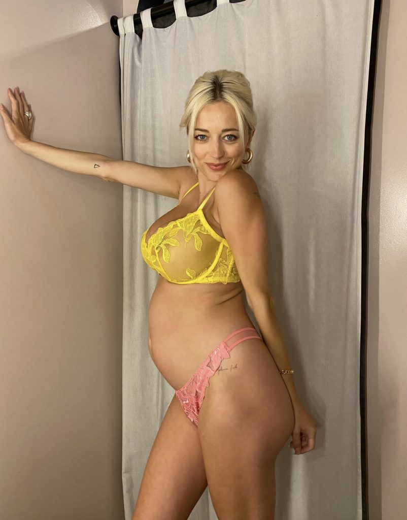 Pregnant Caroline Vreeland Hiding Her Big Mommy Milkers in a Topless Gallery, pic 18