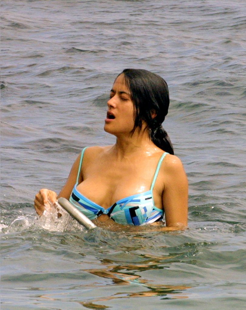 Aging Actress Salma Hayek Showing Her Tight Butt and Big Tits in a Bikini gallery, pic 4