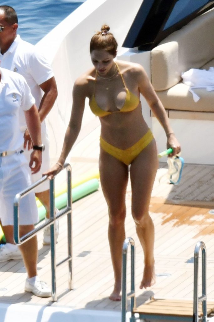 Katharine McPhee Proudly Displaying Her Ridiculously Hot Body on a Yacht gallery, pic 26