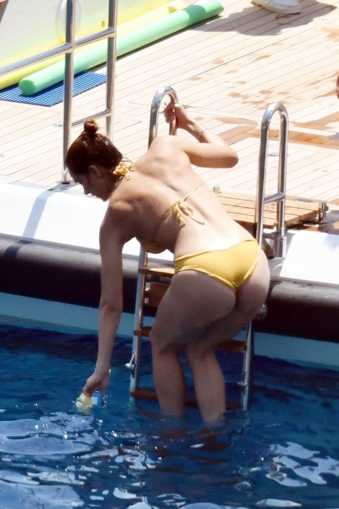 Katharine McPhee Proudly Displaying Her Ridiculously Hot Body on a Yacht gallery, pic 10