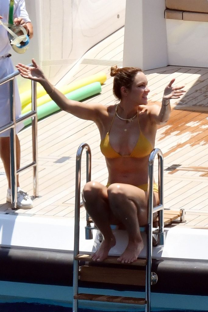 Katharine McPhee Proudly Displaying Her Ridiculously Hot Body on a Yacht gallery, pic 18