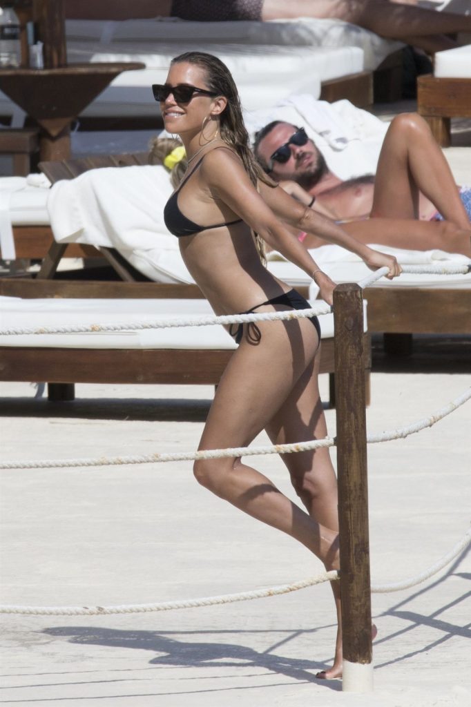 Bikini-Wearing Sylvie Van Der Vaart Demonstrates Her Ass in a Black Swimsuit gallery, pic 10