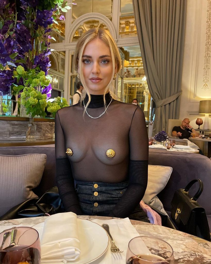 Edgy Babe Chiara Ferragni Shows Her Delicious Nude Breasts in Public gallery, pic 4