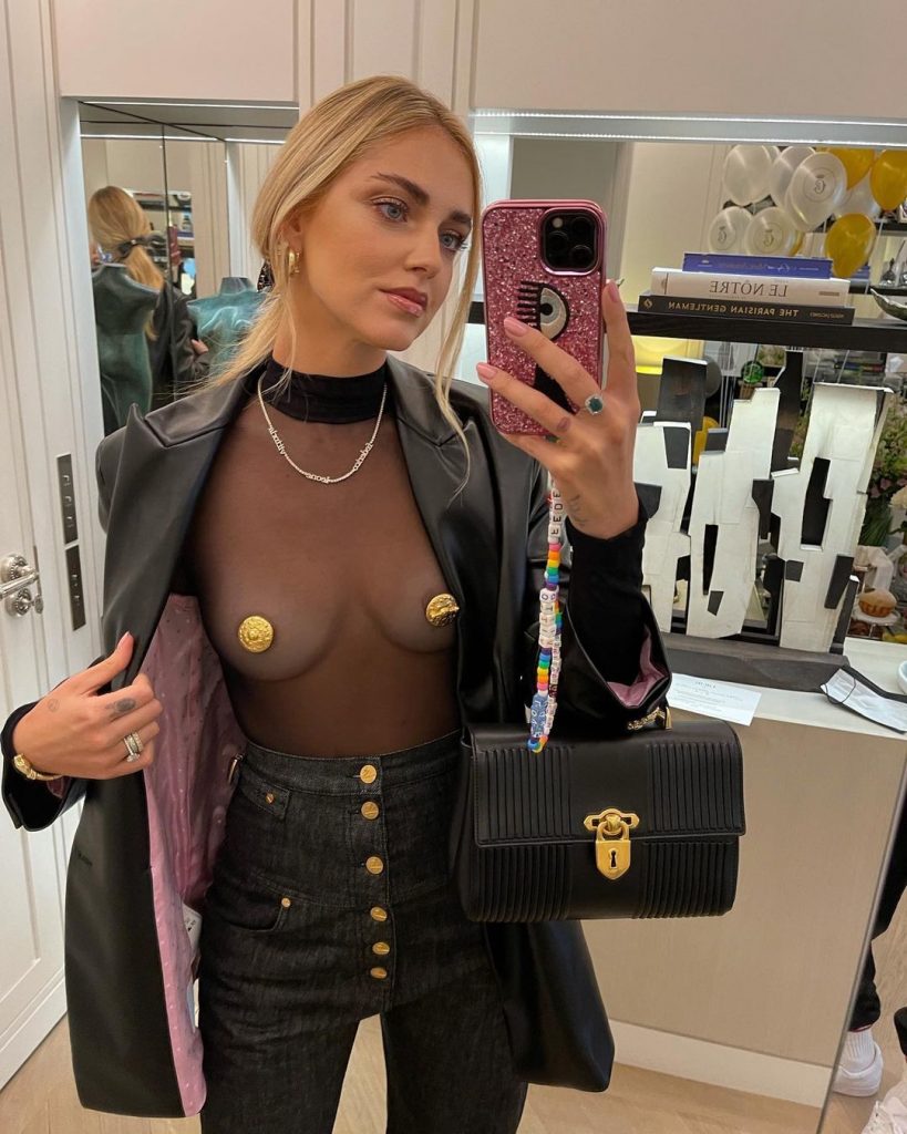 Edgy Babe Chiara Ferragni Shows Her Delicious Nude Breasts in Public gallery, pic 8