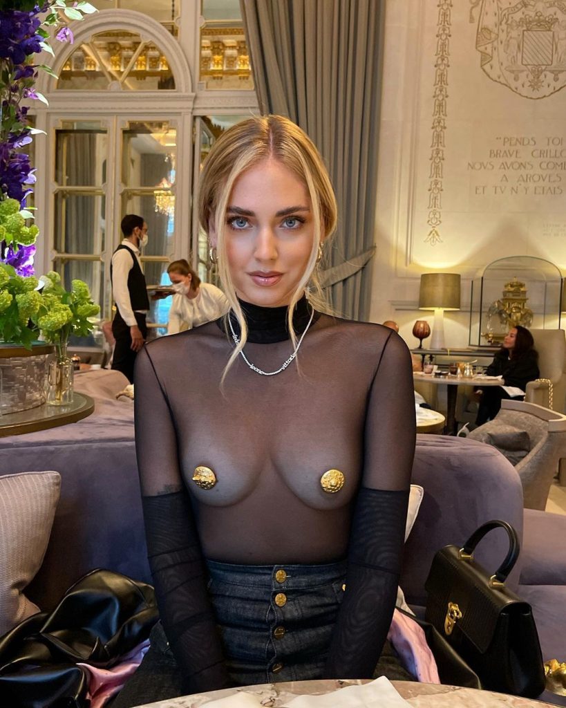 Edgy Babe Chiara Ferragni Shows Her Delicious Nude Breasts in Public gallery, pic 12