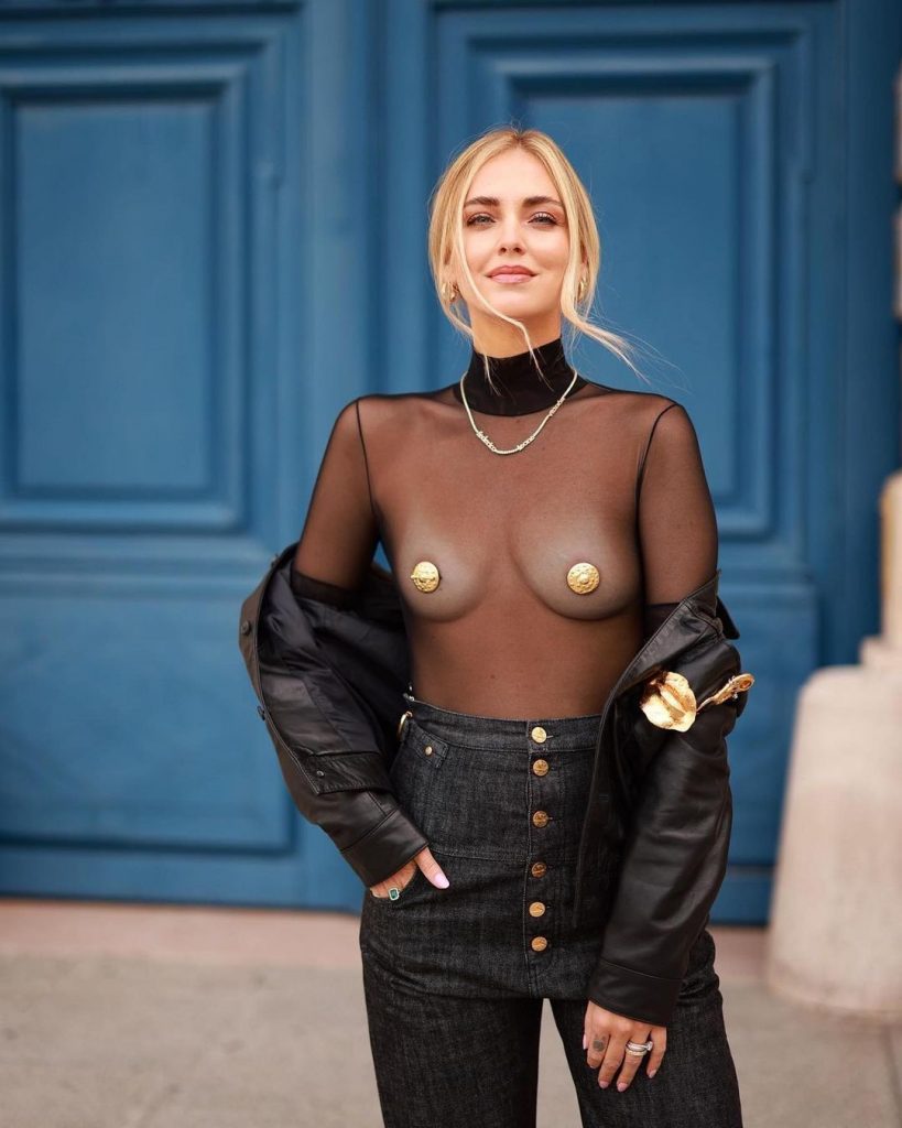 Edgy Babe Chiara Ferragni Shows Her Delicious Nude Breasts in Public gallery, pic 14