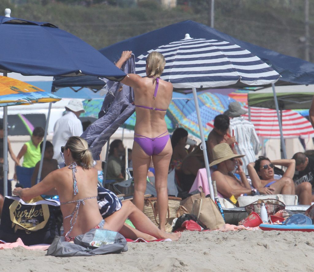 Stunning Blonde Lady Ali Larter Shows Her Fit Physique on a Crowded Beach gallery, pic 22