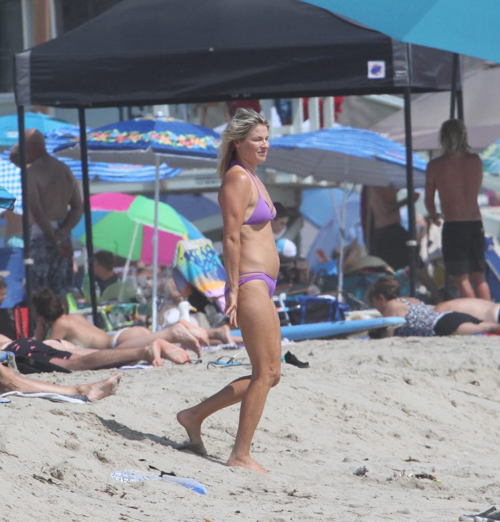 Stunning Blonde Lady Ali Larter Shows Her Fit Physique on a Crowded Beach gallery, pic 4