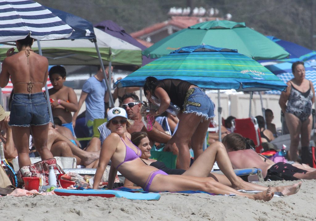 Stunning Blonde Lady Ali Larter Shows Her Fit Physique on a Crowded Beach gallery, pic 42