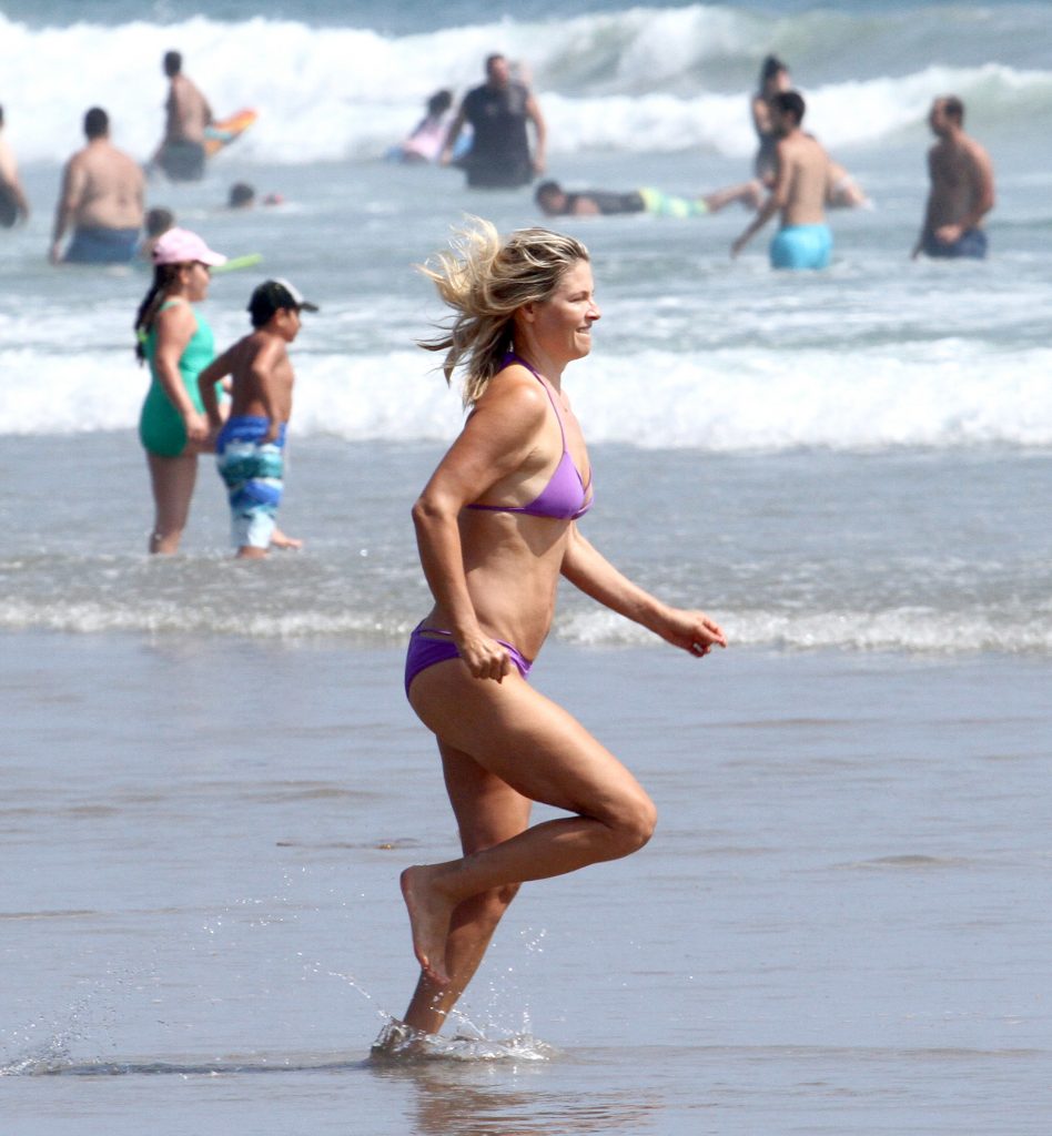 Stunning Blonde Lady Ali Larter Shows Her Fit Physique on a Crowded Beach gallery, pic 8