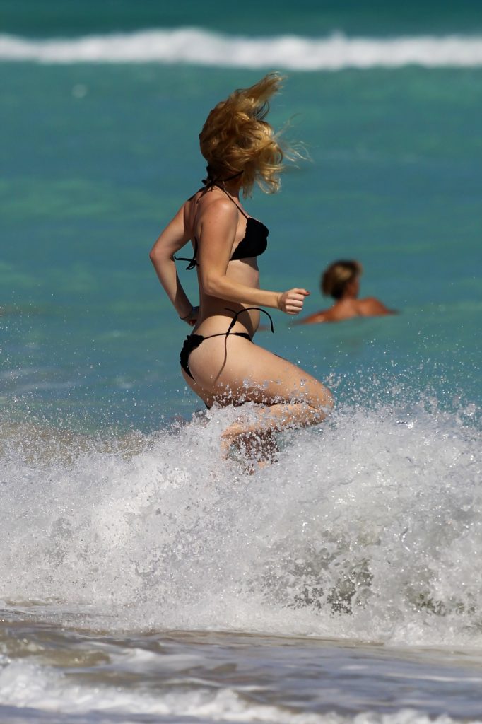 Skimpy Black Bikini Looks Perfect on Blond-Haired Diva Alice Eve gallery, pic 2