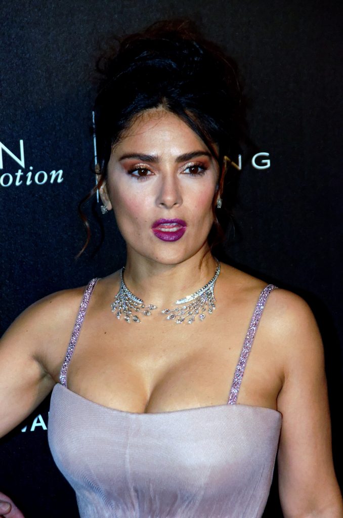 Sexy Salma Hayek Showing her Ample Cleavage in a Very Hot Gallery, pic 4
