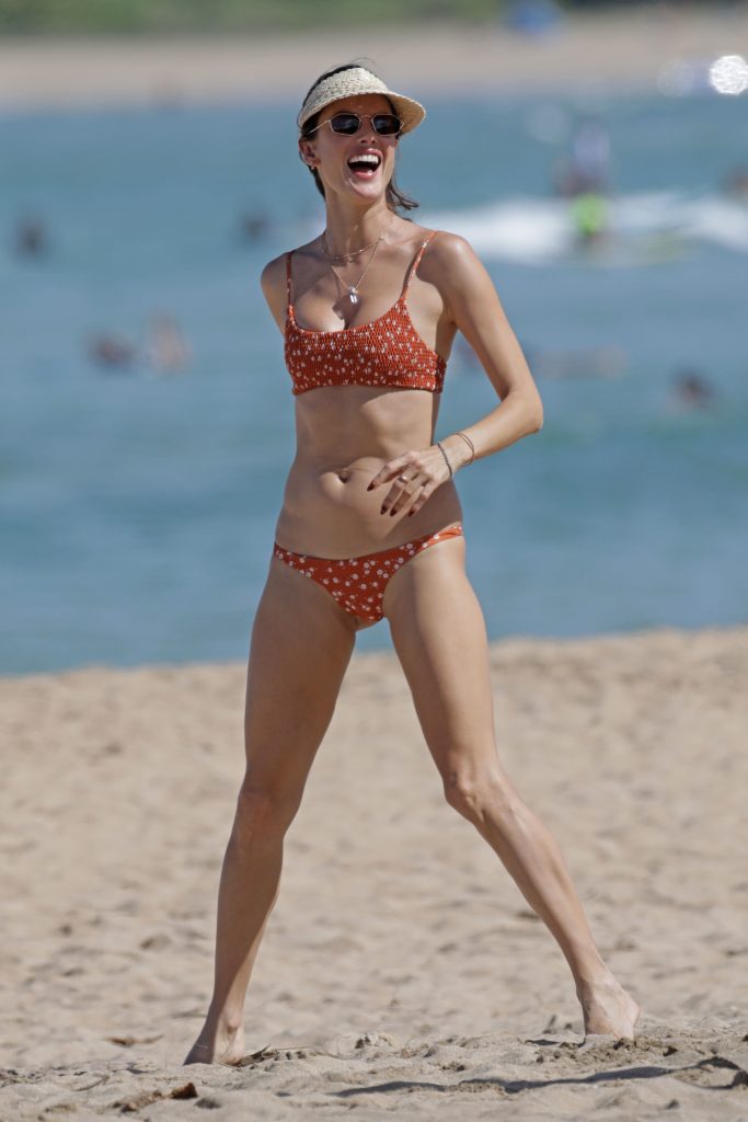 Bikini-Wearing Hottie Alessandra Ambrosio Shows Her Fit Body on the Beach gallery, pic 16