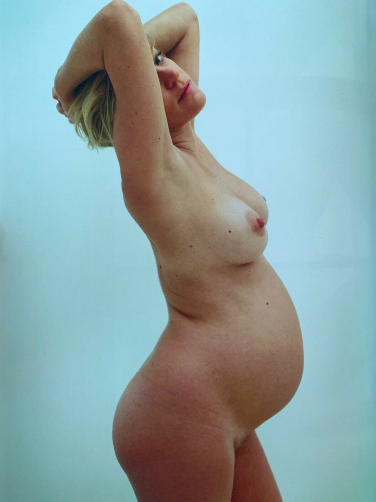 Very Pregnant Chloë Sevigny Strips Fully Naked for a Daring Photoshoot gallery, pic 2