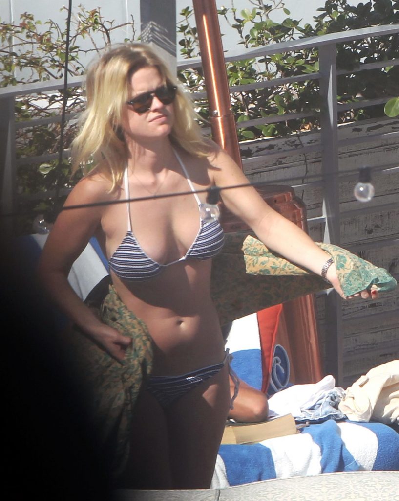 Hot Blonde Alice Eve Looks Pretty in a Revealing Swimsuit in High Quality gallery, pic 6