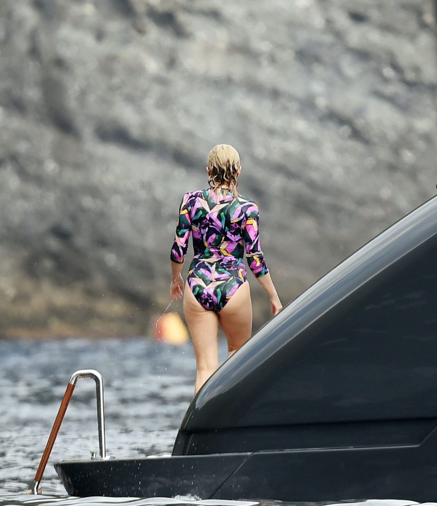 Legendary Kylie Minogue Shows Her Amazing Backside While Chilling on a Yacht gallery, pic 2