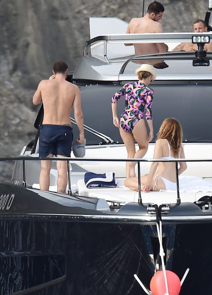 Legendary Kylie Minogue Shows Her Amazing Backside While Chilling on a Yacht gallery, pic 8