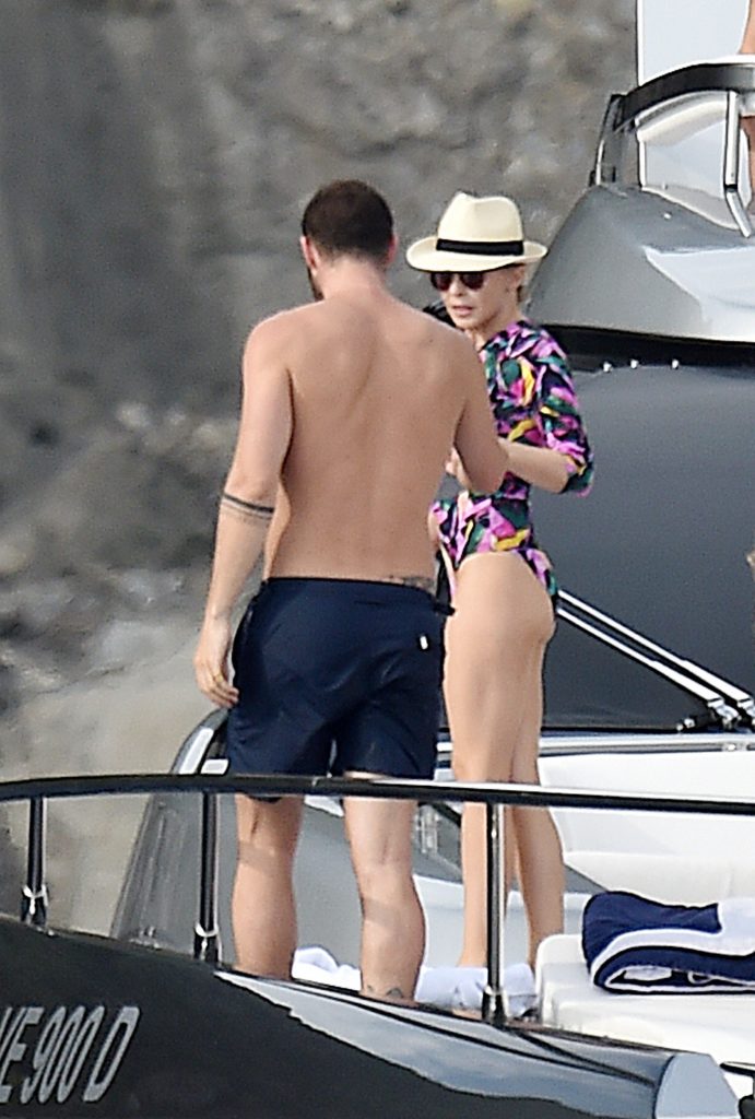 Legendary Kylie Minogue Shows Her Amazing Backside While Chilling on a Yacht gallery, pic 18