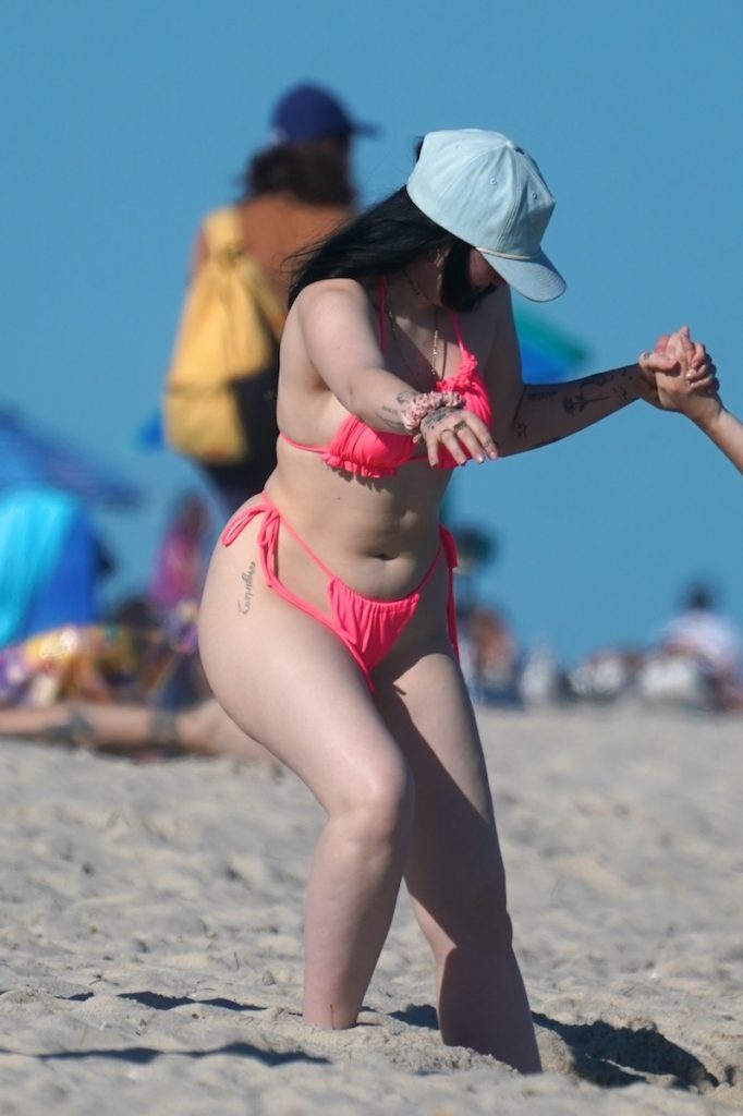 Soft-Looking Brunette Seductress Noah Cyrus Looks Hot in a Tiny Swimsuit gallery, pic 18