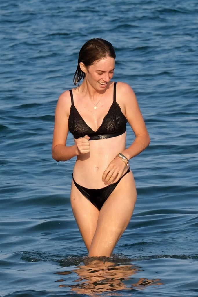 Black Bikini Beauty Maya Hawke Displaying Her Awesome Physique in HQ gallery, pic 14