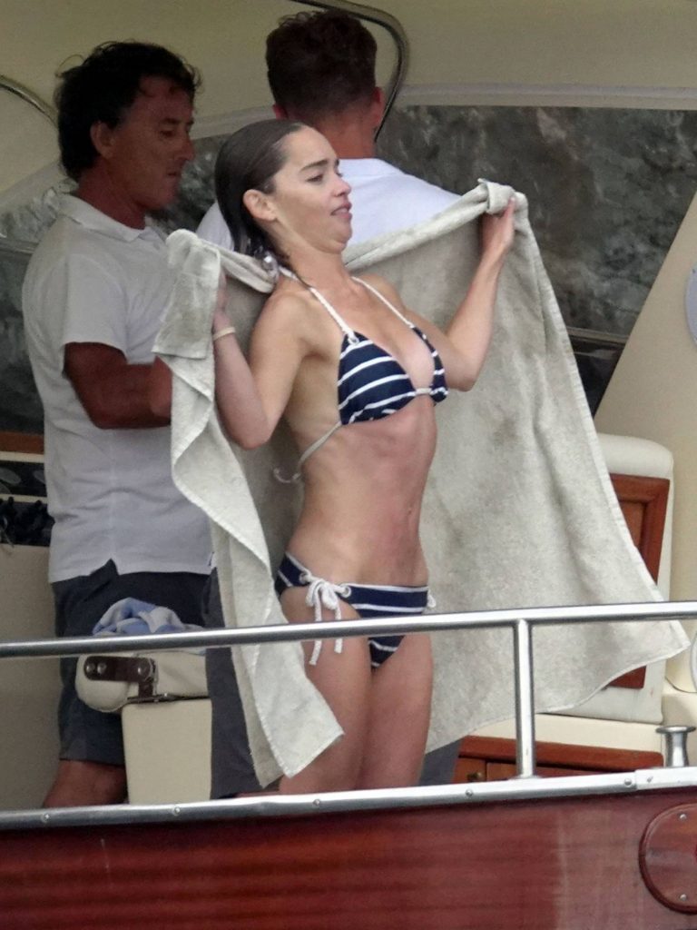 Super-Pretty British Actress Emilia Clarke Displaying Her Bikini Body in HQ gallery, pic 12