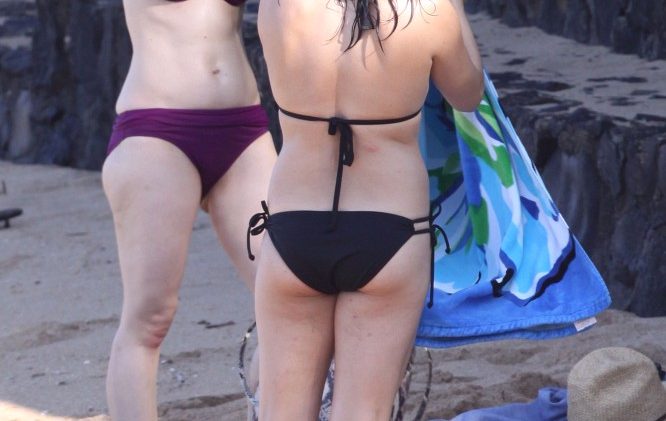 Bikini-Clad Brunette Momma Neve Campbell Shows Her Hot Body