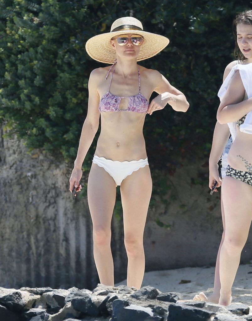 Confident Cutie Kate Bosworth Shows Her Appealing Body on the Beach gallery, pic 14