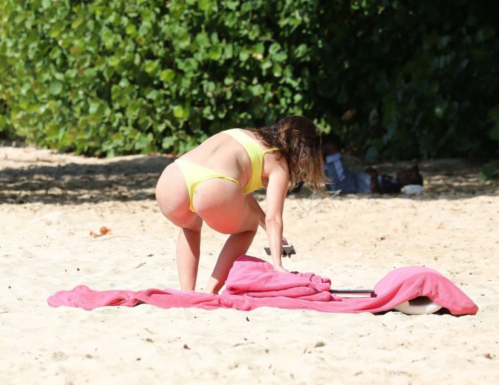 Big Booty Brunette Rhea Durham Shows Her Ass on a Beach gallery, pic 8