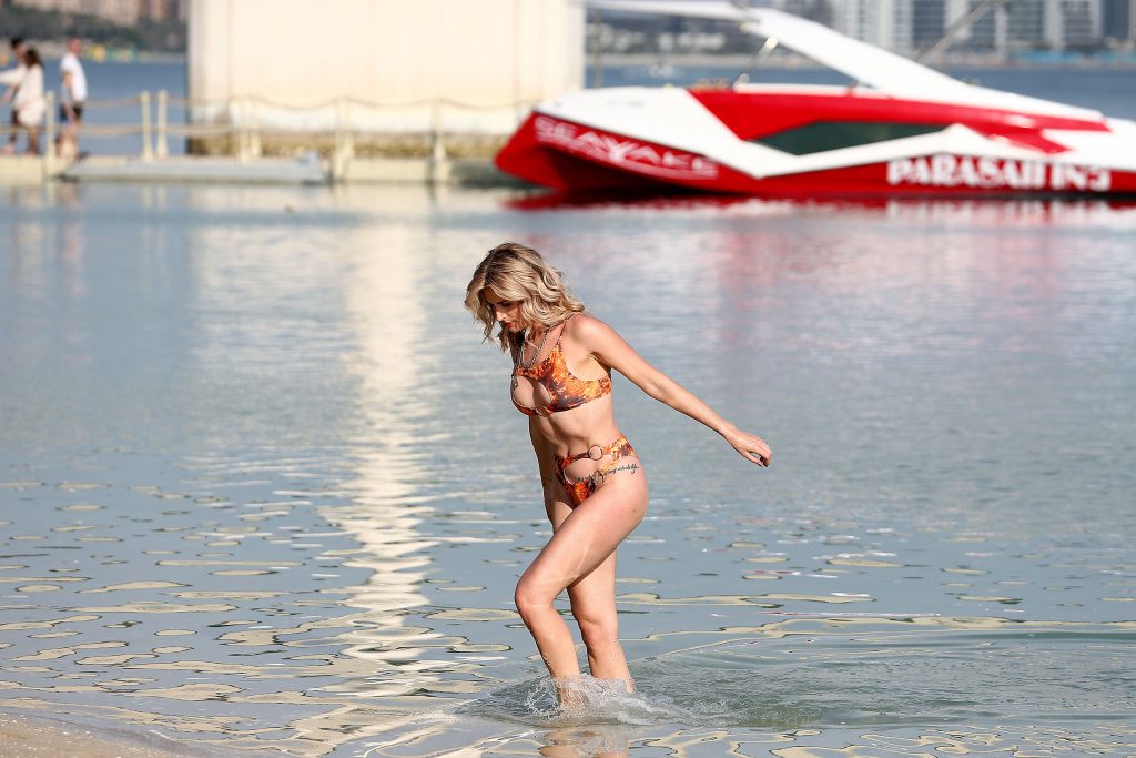 Bikini Beauty Sarah Jayne Dunn Roaming the Beach and Looking Pretty Hot gallery, pic 8