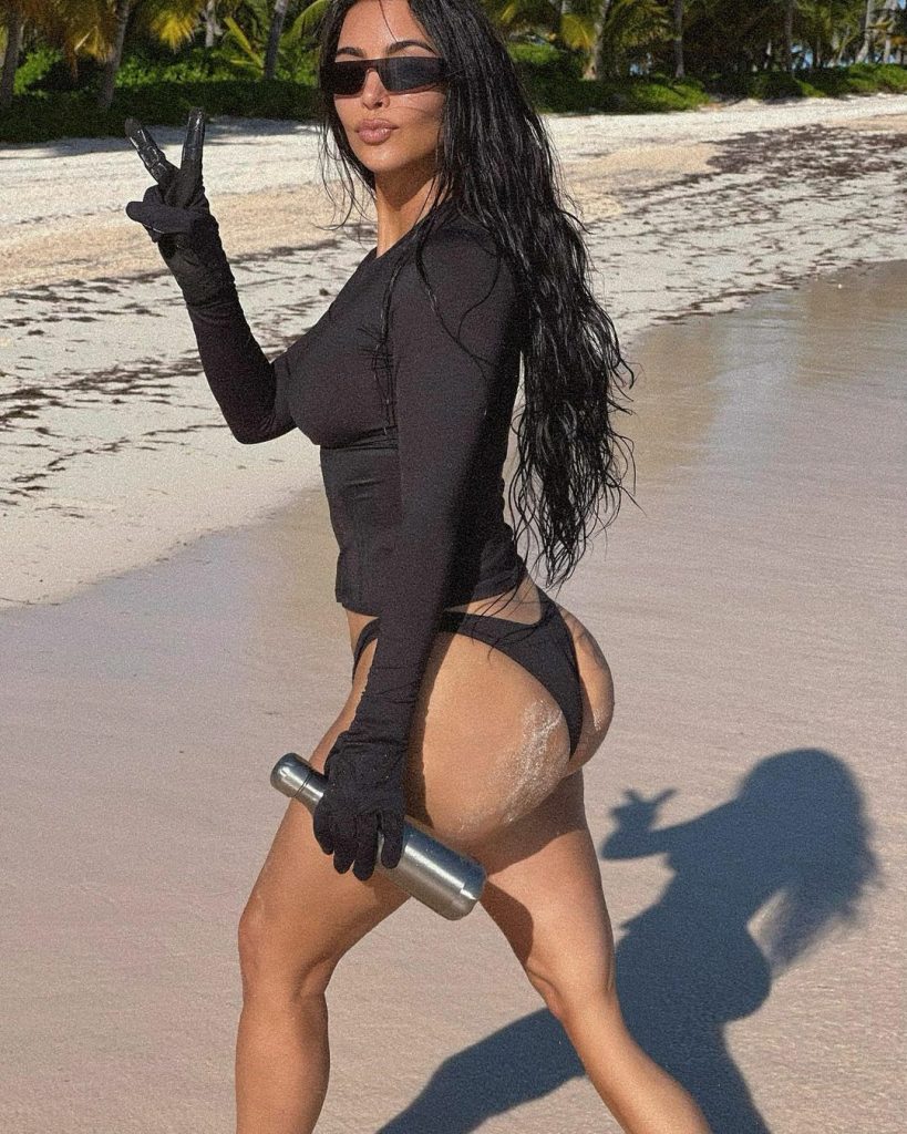 Trendsetter Kim Kardashian Showing Her Ample Cleavage on a Beach gallery, pic 2