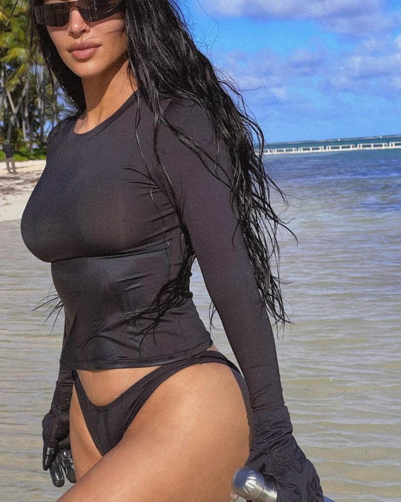 Trendsetter Kim Kardashian Showing Her Ample Cleavage on a Beach gallery, pic 8
