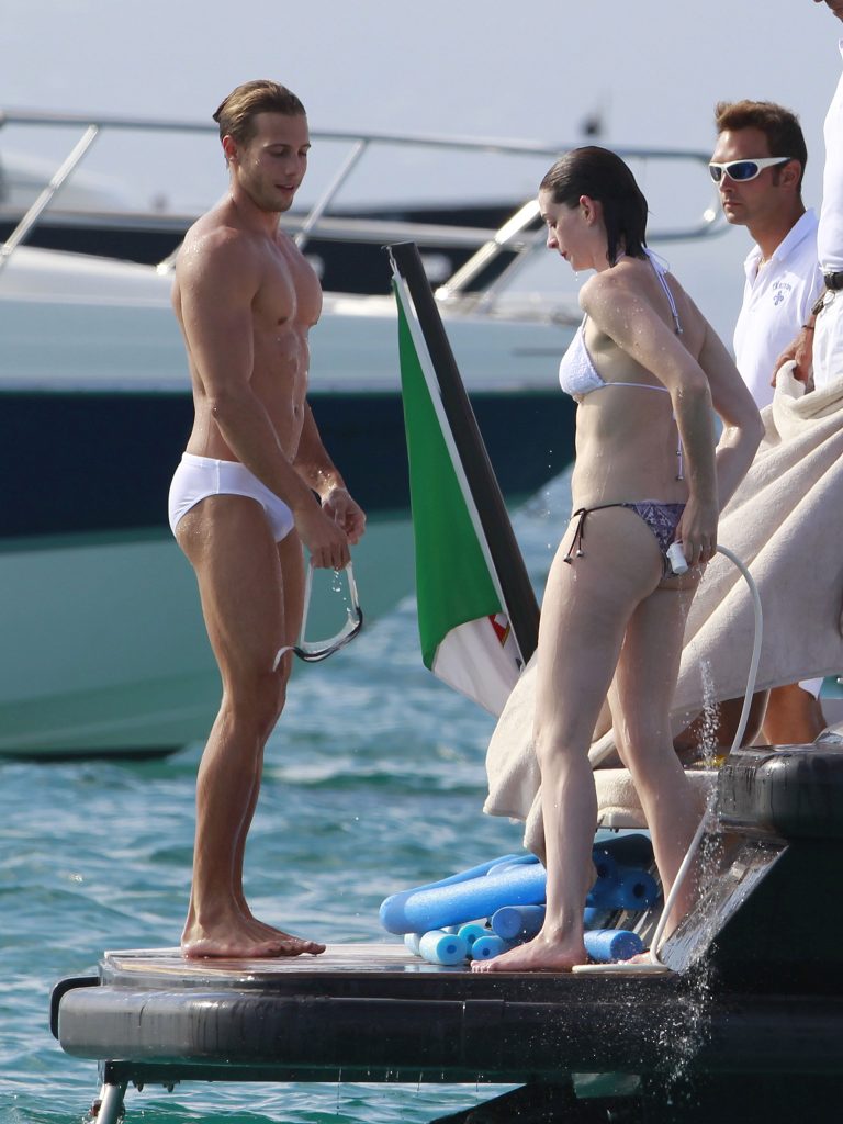 Sensational Anne Hathaway Picked a Swimsuit a Few Sizes Too Small gallery, pic 22