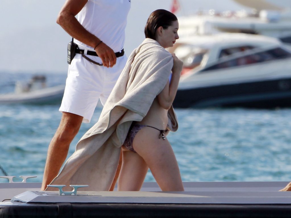 Sensational Anne Hathaway Picked a Swimsuit a Few Sizes Too Small gallery, pic 4