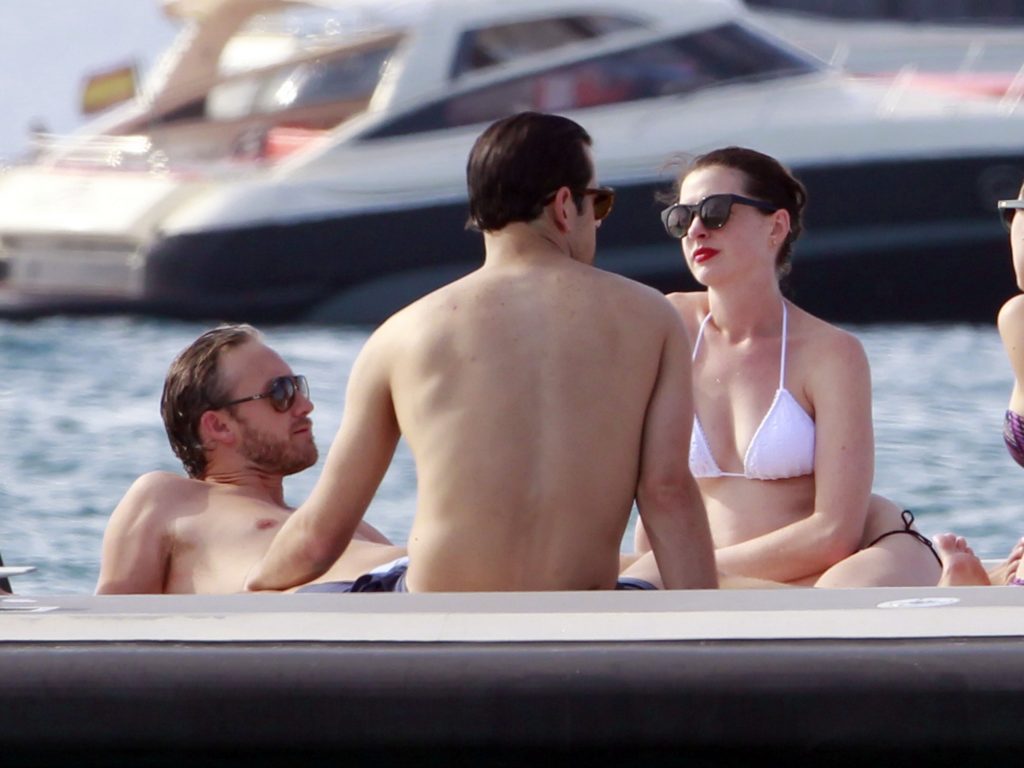 Sensational Anne Hathaway Picked a Swimsuit a Few Sizes Too Small gallery, pic 10