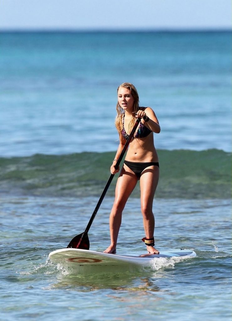 Tight-Bodied Blonde AnnaSophia Robb Enjoys Paddling and Strutting Her Stuff gallery, pic 10