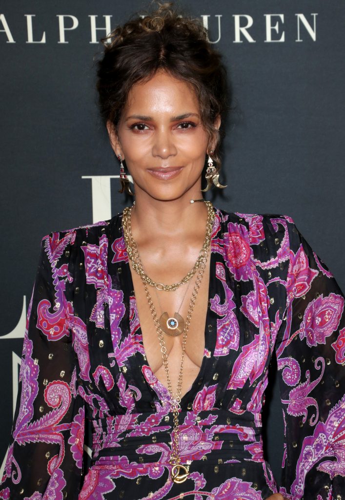 Unforgettable Hollywood Actress Halle Berry Shows Her Ample Cleavagev gallery, pic 4