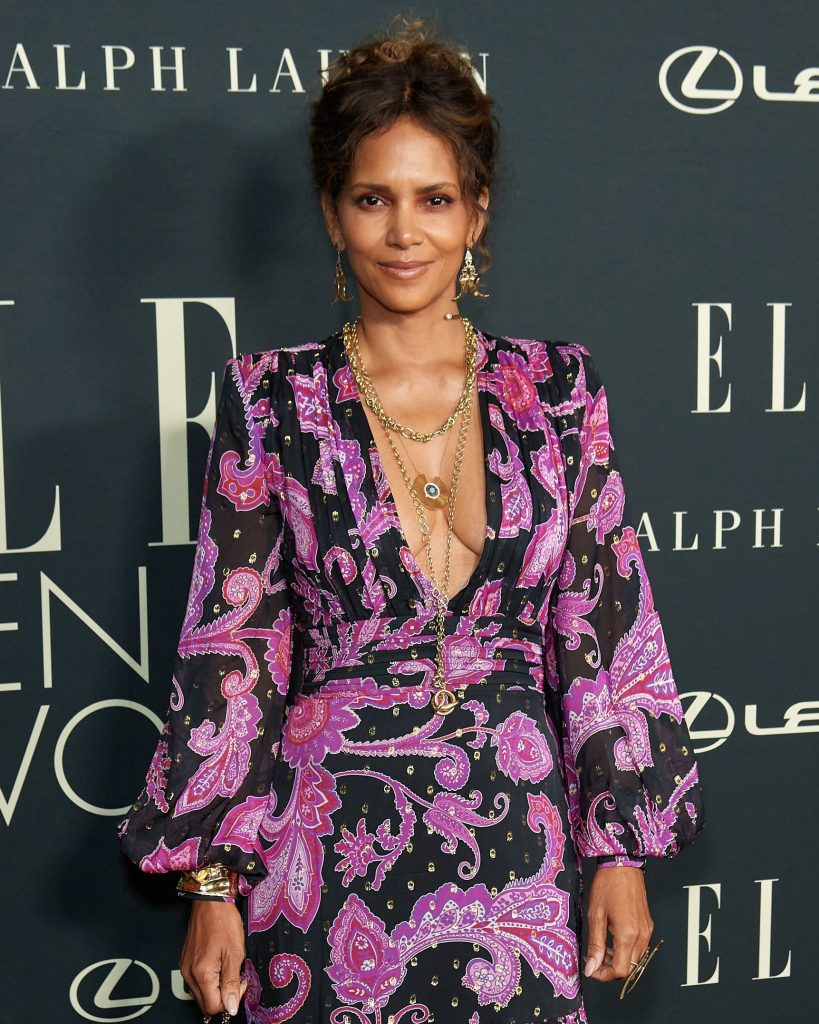 Unforgettable Hollywood Actress Halle Berry Shows Her Ample Cleavagev gallery, pic 6