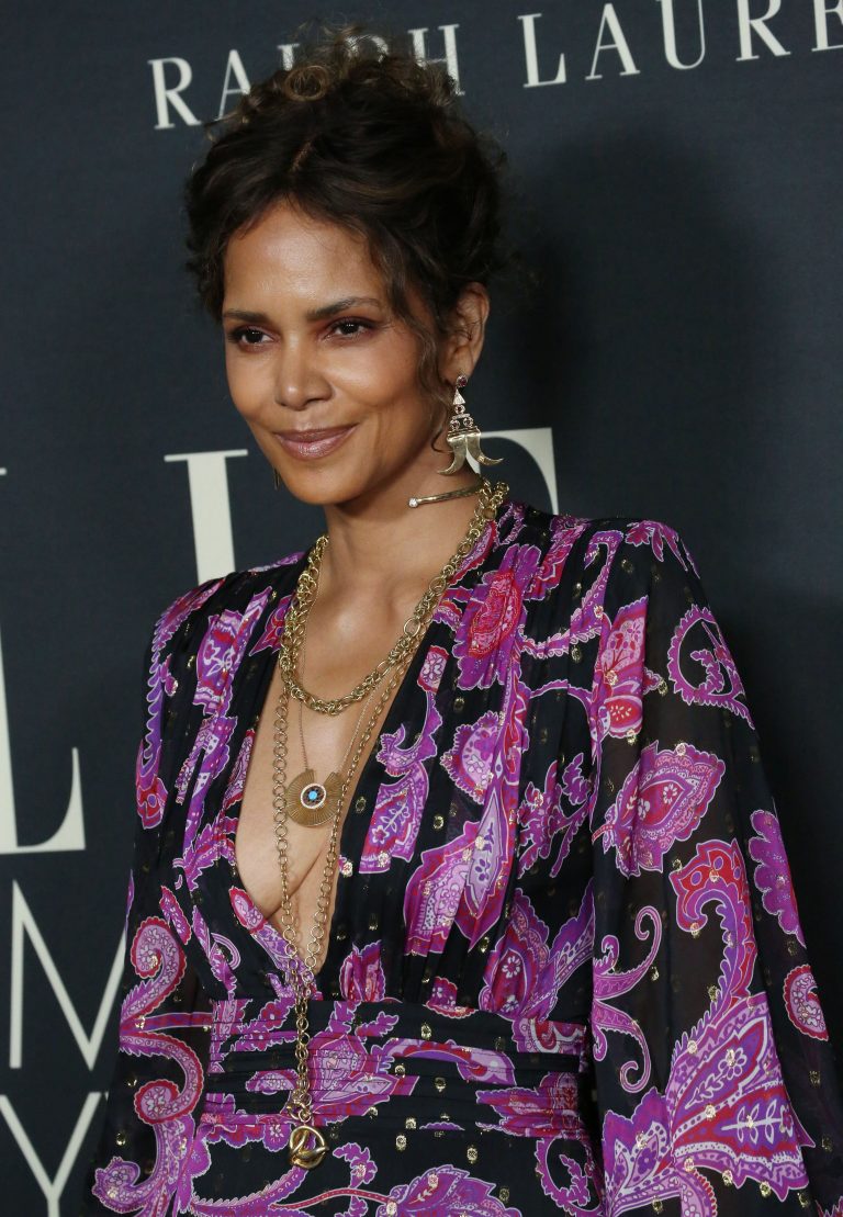 Unforgettable Hollywood Actress Halle Berry Shows Her Ample Cleavagev The Fappening