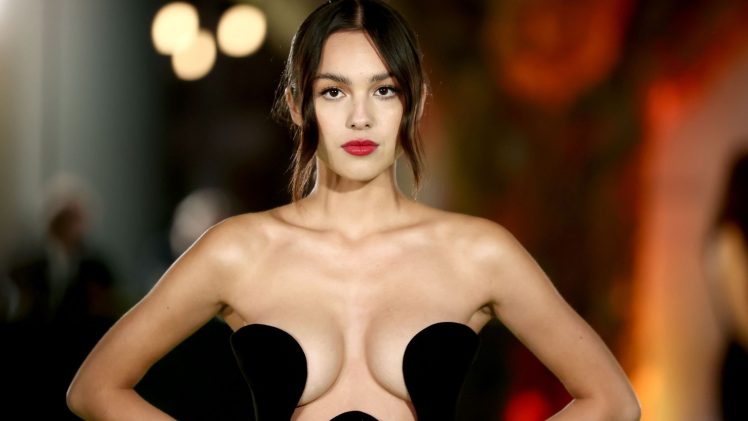 Smoldering Celebrity Olivia Rodrigo Stuns in a Cleavage-Baring Black Dress at an Event
