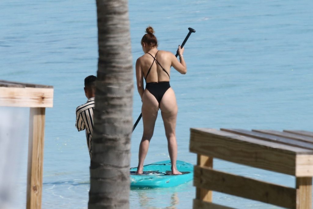 Sexy MILF Jennifer Lopez Shows Her Giant Butt in a Revealing Swimsuit gallery, pic 20