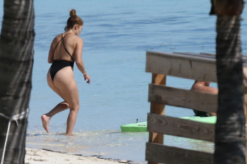 Sexy MILF Jennifer Lopez Shows Her Giant Butt in a Revealing Swimsuit gallery, pic 22