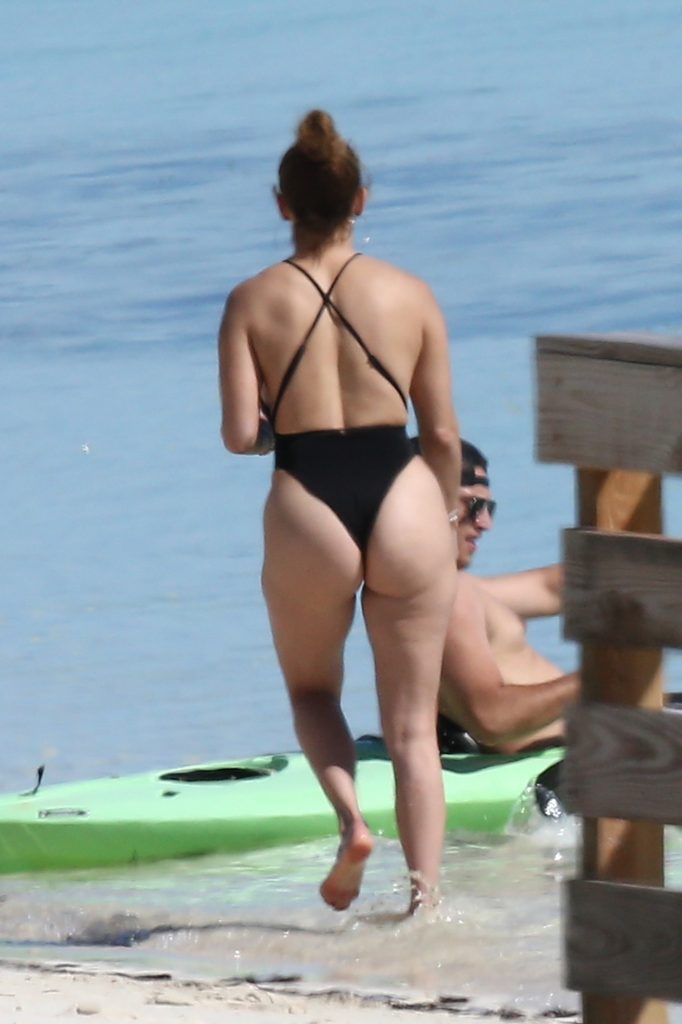 Sexy MILF Jennifer Lopez Shows Her Giant Butt in a Revealing Swimsuit gallery, pic 6